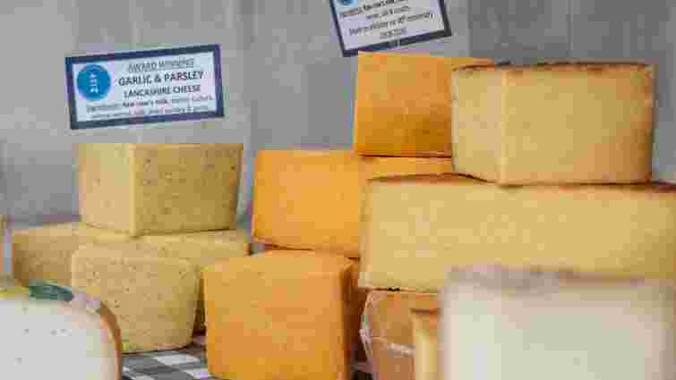 Як відрізнити натуральний сир від підробки: прості підказки, які вам допоможуть