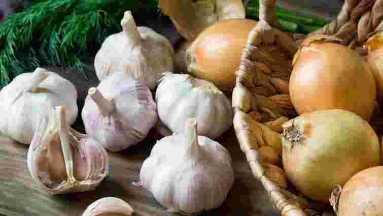Втратите урожай, якщо це не зробите: навіщо закопувати часник по краях городу