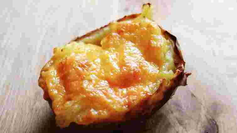 Ніякої духовки чи плити: як швидко приготувати картоплю в мундирі