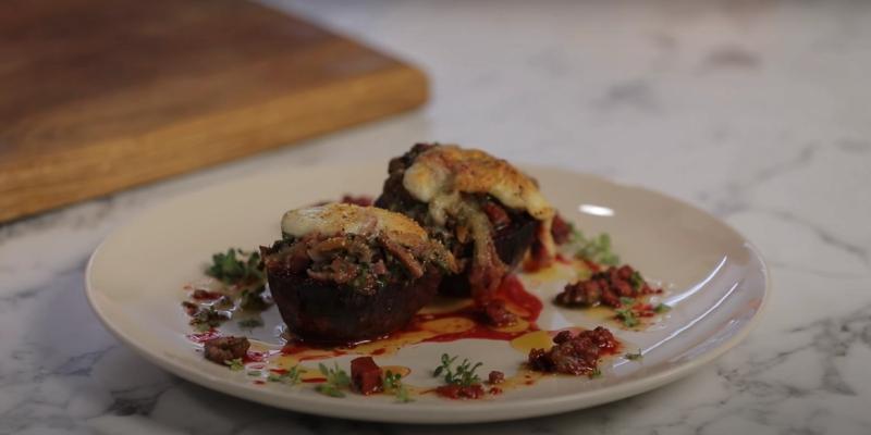 Багато поживних речовин і мало калорій. Чому корисно їсти буряк та що з нього можна приготувати