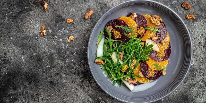 Багато поживних речовин і мало калорій. Чому корисно їсти буряк та що з нього можна приготувати