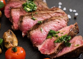 Більш соковитий і рум’яний. Зірковий шеф поділився секретним інгредієнтом, що зробить ваш стейк просто ідеальним