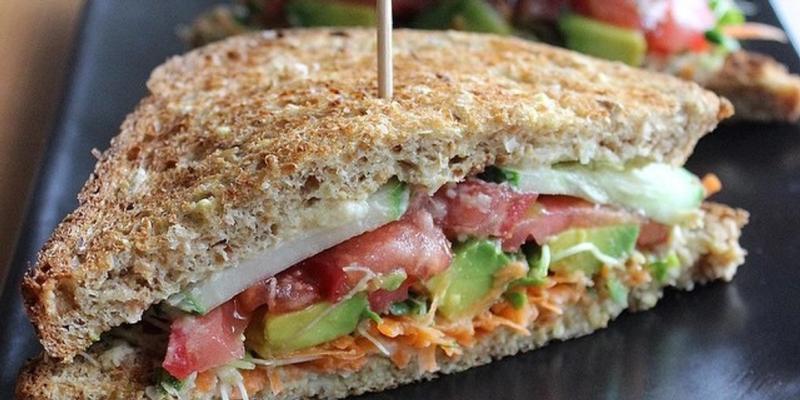 Продукт для ідеального сніданку. Як правильно зберігати цілі та нарізані авокадо