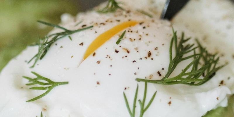 Ідеальний сніданок. Названо найпростіший спосіб приготування яєць пашот: виходять завжди