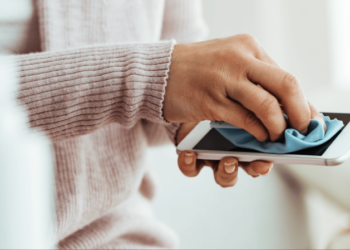 Телефон збирає бактерії та мікроби — як правильно його почистити