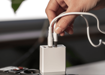 Заряджання смартфона — 5 поширених помилок, яких варто уникати