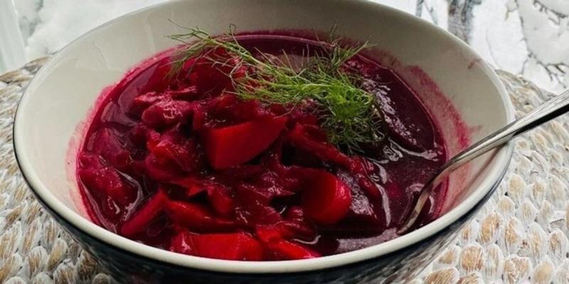 Багато поживних речовин і мало калорій. Чому корисно їсти буряк та що з нього можна приготувати