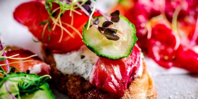 Багато поживних речовин і мало калорій. Чому корисно їсти буряк та що з нього можна приготувати