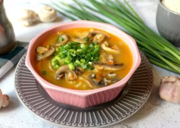 Ароматный супчик из “всего, что есть в холодильнике”: фантастическое блюдо (РЕЦЕПТ)