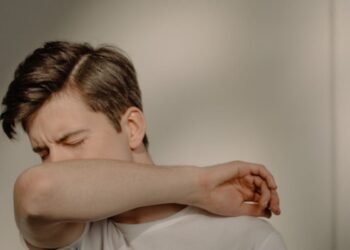 Багато хто ігнорує: лікарі вказали на ранковий симптом раку