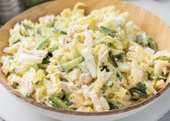 Берем банку шпротов и готовим свежий салатик: такой и на праздничный стол можно ставить (РЕЦЕПТ)