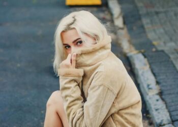 Блонд вас псує: стилісти пояснили, кому не варто освітлювати волосся