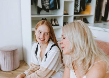 Цей метод прискорить ріст волосся після 50 років, воно стане густішим: що потрібно додати до шампуню