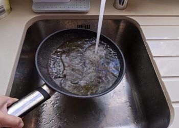 Чим можна мити сковорідки з антипригарним покриттям: робочі лайфхаки для кухні