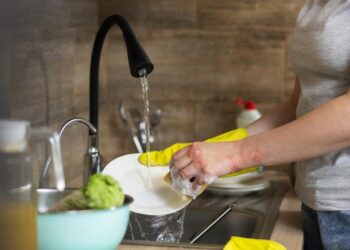 Чому не можна мити посуд губкою: ось що краще використовувати замість неї