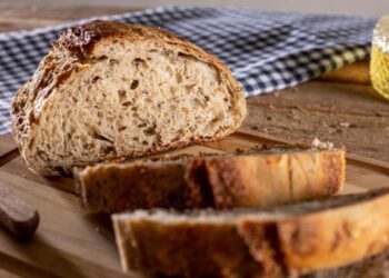 Чому не можна їсти хліб навіть зі зрізаною цвіллю: поради лікаря