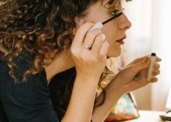 Чому туш погано фарбує: 3 помилки, які часто роблять жінки, вибираючи та використовуючи б’юті-продукт