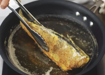 Чтобы корочка не осталась на сковородке: чем посыпать посуду, чтобы еда не прилипала