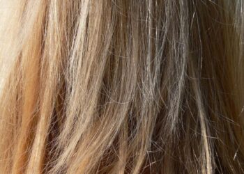 Дівчина розкрила декілька секретів фарбування сивого волосся