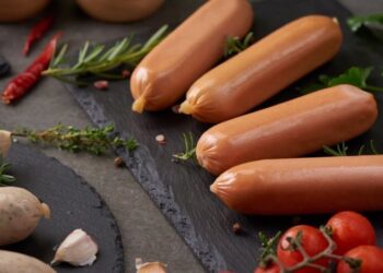 Добавьте это в воду – и магазинные сосиски станут фантастически вкусными: хитрый трюк