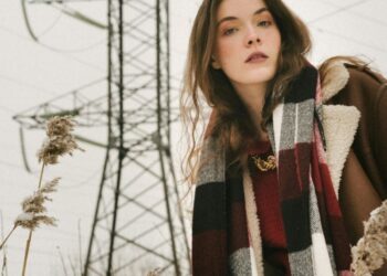 Експерти розповіли, на що варто звернути увагу при догляді за сухим волоссям