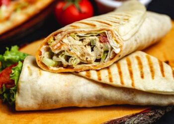 Этот лайфхак вас спасет: как на самом деле крутить шаурму, чтобы лаваш оставался целым (ВИДЕО)