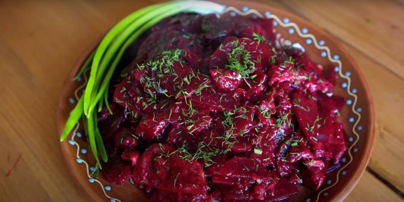 Багато поживних речовин і мало калорій. Чому корисно їсти буряк та що з нього можна приготувати