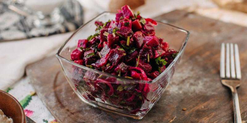 Багато поживних речовин і мало калорій. Чому корисно їсти буряк та що з нього можна приготувати