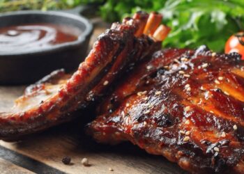 Фантастически вкусные ребрышки в духовке: мясо само отходит от косточки (ВИДЕО)