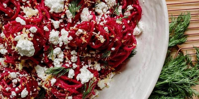 Багато поживних речовин і мало калорій. Чому корисно їсти буряк та що з нього можна приготувати