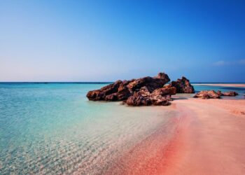 Грецький пляж із рожевим піском визнали найкращим у світі в 2025 році
