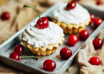 Ідеально для тортів і трубочок: найпростіший і найсмачніший білковий крем