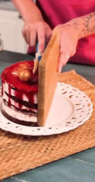 Идеально и очень просто: как равномерно нарезать круглый торт на кусочки