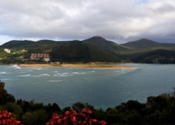 Іспанське узбережжя із золотим піском є “раєм” для серферів: чому варто його відвідати