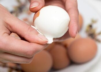 Яйца просто будут “выпрыгивать” из скорлупы: 3 способа быстрой очистки