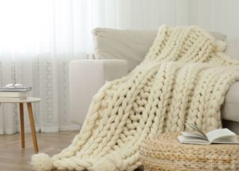 Як чистити та доглядати за в’язаною ковдрою