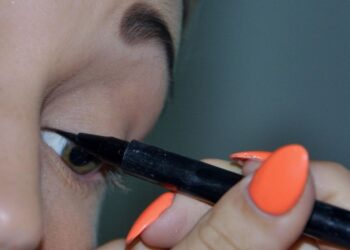 Як нанести олівець для очей, щоб він тримався весь день і не розмазувався