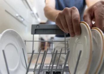 Як не зіпсувати посуд: що не можна мити в посудомийці