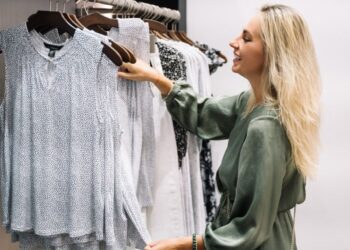 Як одягатися жінкам за 40, щоб виглядати молодше: поради стиліста