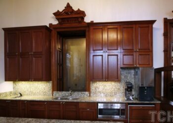 Як почистити дерев’яні шафи, щоб на них не було пилу та бруду