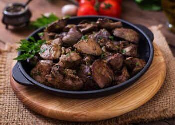 Як посмажити курячу печінку смачно: для м’якості та аромату потрібен один інгредієнт