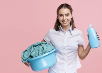 Як позбутися плісняви на одязі: перевірені методи досвідчених господинь