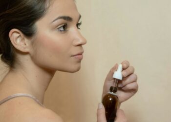 Як правильно використовувати олії у догляді: кому підійде і яку вибрати