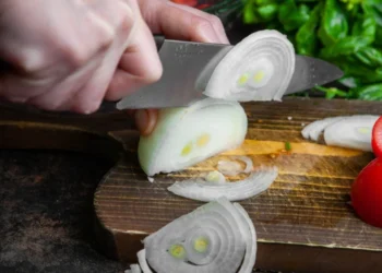 Як різати цибулю і не плакати: 10 порад від простих до дивних