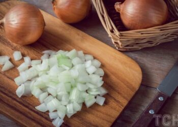Як швидко нарізати цибулю: корисний лайфгак