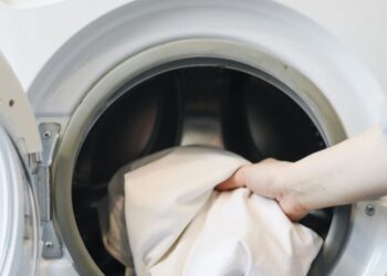 Як швидко та ефективно вивести складні плями з одягу в домашніх умовах: поради