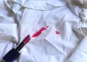 Як відіпрати помаду з одягу: ТОП-10 ефективних засобів