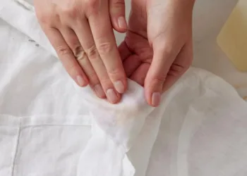 Як відіпрати тональний крем з одягу: рятівні лайфхаки