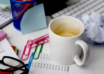 Як відмити чашку від нальоту: ці лайфхаки економлять час