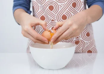 Як відокремити жовток від білка: перевірені способи досвідчених господинь